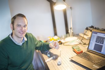 Serhiy Korposh working on optical fibre sensing of an endotracheal tube cuff